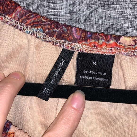 WOMAN’S New Direction medium paisley top with a ruffle sleeve - Picture 3 of 5